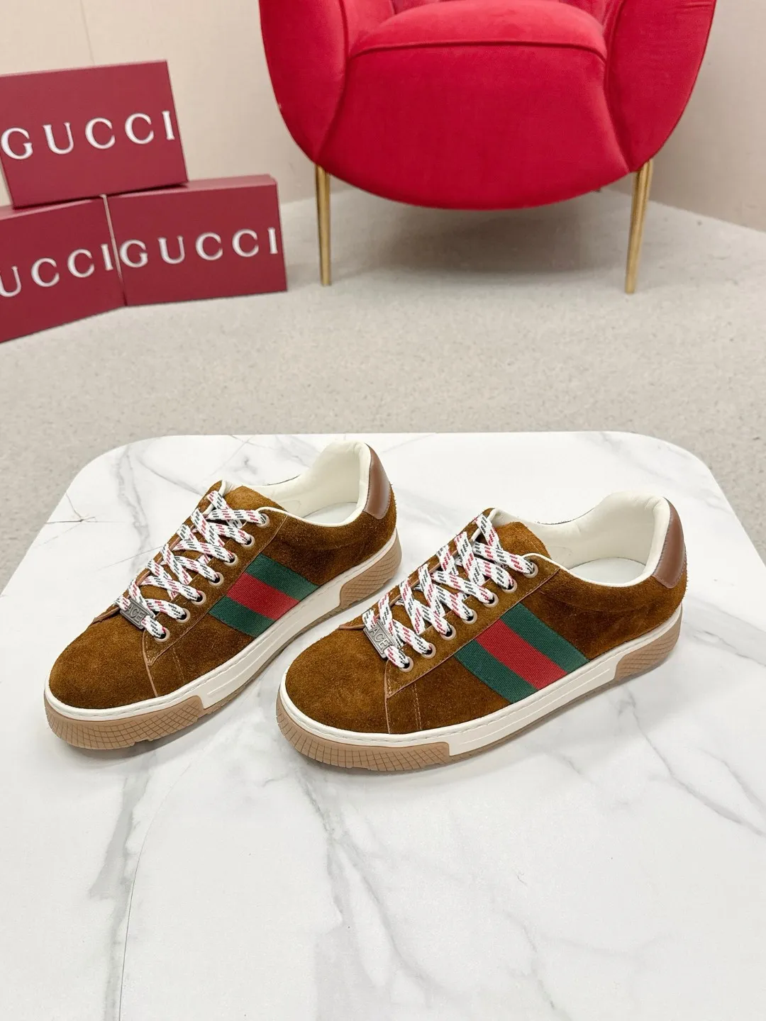 Factory price: 460💰Gucci Gucci's latest ACE series casual sports shoes, the same style as all the stars, classic brown canvas + leather stitching, the red and green stripes on the side are very recognizable. Perfect shoe last, perfect for daily casual wear, super beautiful and comfortable on the feet, a must-have for fashionistas 💯 ☑️Material: Original customized imported first-layer cowhide ☑️Inner lining: Customized imported cowhide ☑️Outsole: Original molded non-slip TPU sole ☑️Sole thickness: 2.5cm ☑️Size: Men's 38-44, customized 45